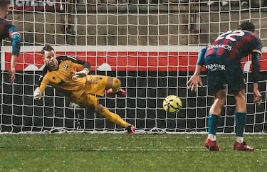 El portero del Huesca se desquitó ante la Cultural, de la goleada sufrida la semana pasada contra el Valladolid. Con 0-0 en el marcador, le paró un penalti a Manu Justo, con una buena mano abajo.
