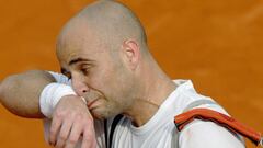 Andre Agassi reacciona durante su partido ante Guillermo Coria en Roland Garros 2003.