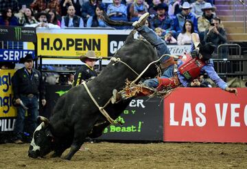 El jinete Alan De Souza compitiendo durante la PBR Unleash the Beast competition en el Madison Square Garden de Nueva York. 