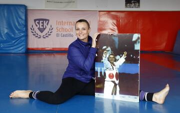 Cuando el taekwondo en España no sabía ni pronunciarse,
Coral Bistuer ya competía. Con 17 era campeona de Europa. Ganó el bronce en Seúl 1988 y el oro en Barcelona 1992.