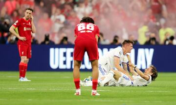 Los jugadores del Real Madrid celebran la victoria ante el Liverpool.
