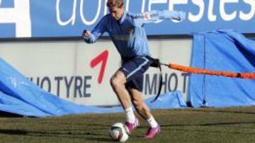 Fernando Torres durante el entrenamiento en el Calderón previo a la vuelta del Barça