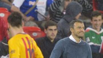 Luis Enrique, con Messi de fondo.