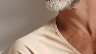 Esta camiseta interior antisudor ligera evita las manchas en la ropa
