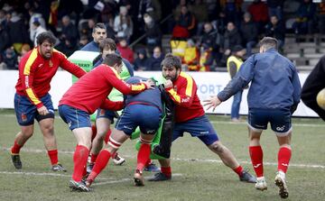 Un pésimo arbitraje provoca una bronca y el Mundial se aleja