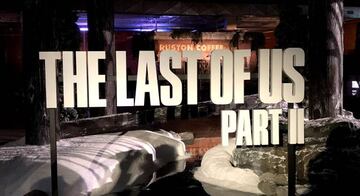 Cartel de The Last of Us Parte II en un evento celebrado en Los Angeles, California.