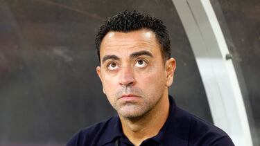 Xavi en el banquillo.