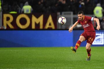 El defensor italiano se lesionó en un partido de la Roma ante el Sassuolo por Serie A en el 2016, tras un salto en el que la caída lo perjudicó. Cuando salía de la cancha le dijo al técnico: "Me he roto". 