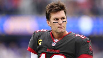 INGLEWOOD, CALIFORNIA - SEPTEMBER 26: Tom Brady #12 of the Tampa Bay Buccaneers on the sideline during the first quarter in the game against the Los Angeles Rams at SoFi Stadium on September 26, 2021 in Inglewood, California.   Harry How/Getty Images/AFP
