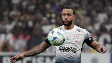 AMDEP3499. SAO PAULO (BRASIL), 12/03/2025.- Memphis Depay de Corinthians controla el balón este miércoles, en un partido de la tercera ronda de la Copa Libertadores entre Corinthians y Barcelona en el estadio Neo Química Arena en Sao Paulo (Brasil). EFE/ Sebastiao Moreira