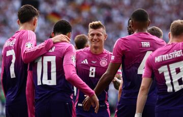 Stuttgart (Germany), 19/06/2024.- Jamal Musiala (2L) of Germany celebrates scoring the opening goal with teammate Toni Kroos (C) during the UEFA EURO 2024 Group A soccer match between Germany and Hungary, in Stuttgart, Germany, 19 June 2024. (Alemania, Hungría) EFE/EPA/ANNA SZILAGYI

