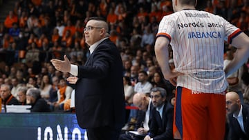 Diego Epifanio, entrenador del Leyma Coruña, da indicaciones durante el partido contra el Breogán.