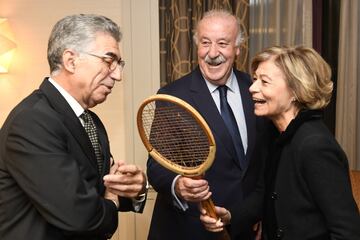 Manuel Orantes charla con Vicente del Bosque.