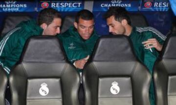 Higuain, Pepe y Arbeloa charlan en el banquillo.