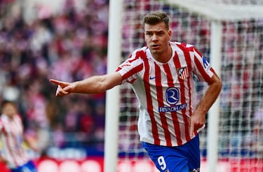 Celebración del jugador noruego del Atlético de Madrid. Posteriormente el gol fue anulado. Soto Grado recibió el aviso del VAR de un fuera de juego del delantero del Atlético de Madrid.