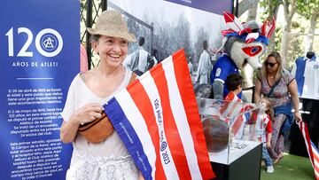 Una aficionada posa en el stand del Atlético en El Retiro.