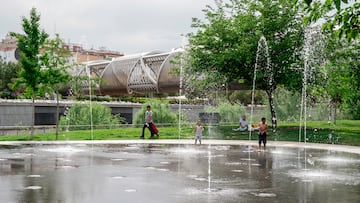 Un niño en los chorros de la playa de Madrid Río, a 28 de abril de 2023, en Madrid (España).