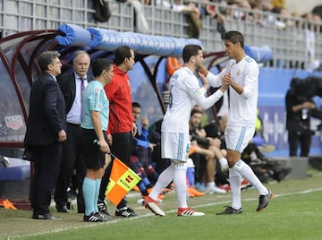 Varane tiene que ser cambiado por Nacho tras quedarse conmocionado tras el golpe en la cabeza con Kike García. 
