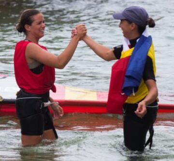 La subcampeona del mundo de la clase RS:X femenino, la española Marina Alabau, celebra su resultado en la regata final celebrada hoy en el campo de La Duna, en el octavo día del Mundial de Vela Santander 2014, en la que ha obtenido la medalla de plata. 