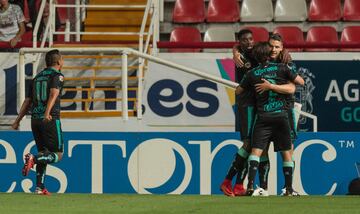 Mientras medio país estaba entretenido viendo el Clásico Nacional, el verdadero líder del torneo jugaba en Aguascalientes. Los Santos de Djaniny Tavarez se impusieron a los ‘Rayos’ del Necaxa y ya son el mejor equipo de este Clausura 2018 en solitario. El máximo goleador de esta campaña volvió a hacerse presente en el marcador y amplió su ventaja sobre el resto de sus perseguidores. Santos ya tiene 20 puntos y apunta a la liguilla.