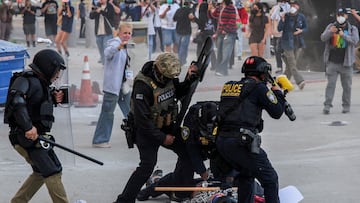 Agentes de la policía detienen a un manifestante en Los Ángeles.
