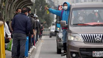 Varios pasajeros con mascarillas por el coronavirus en Lima.