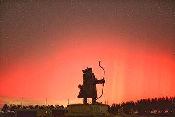 a aurora boreal, o luces del norte, ilumina el cielo sobre la Gran Muralla Jinshanling el 11 de octubre de 2024 en Chengde, provincia de Hebei, China. Una fuerte tormenta geomagnética golpeó la Tierra el 11 de octubre, lo que provocó que las luces del norte se extendieran hacia el sur.