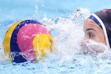 Makenzie Fischer en ataque durante el partido de cuartos de final de waterpolo femenino entre Canadá y Estados Unidos..