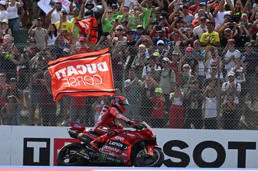 Celebración del piloto español, Marc Márquez, tras conseguir la victoria del Gran Premio de San Marino de MotoGP.