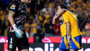AME4999. MONTERREY (MÉXICO), 06/11/2024.- Juan Brunetta y Diego Lainez celebran un gol este miércoles, durante un partido de la jornada 16 del Torneo Apertura 2024 MX entre Tigres y Toluca en el estadio Universitario de Monterrey (México). EFE/ Miguel Sierra