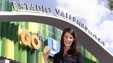 Ruth Beitia, mostrando su medalla de oro en los Juegos Ol&iacute;mpicos de R&iacute;o. 