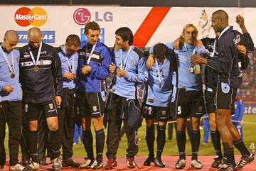 La última vez que Colombia y Uruguay se enfrentaron ocurrió en 2004 en el juego por el tercer puesto. La Celeste ganó 2-1 con goles de Estoyanoff y Sánchez. Barranca Herrera anotó el descuento.