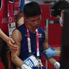 Tanaka, rival de Yuberjen, sale asistido y en silla de ruedas