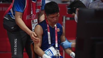 Tanaka, rival de Yuberjen, sale asistido y en silla de ruedas
