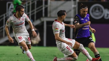 Fernando Navarro, Carlos Guzman, de Toluca yNicolas Benedetti, de Mazatlan, pelean un balón.