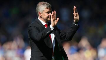 LIVERPOOL, ENGLAND - APRIL 21:  Ole Gunnar Solskjaer, Manager of Manchester United acknowledges the travelling fans as he apologises after the Premier League match between Everton FC and Manchester United at Goodison Park on April 21, 2019 in Liverpool, United Kingdom. (Photo by Alex Livesey/Getty Images)