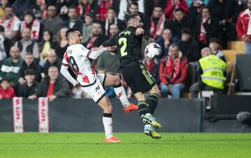 Jugada del penalti por mano de Dani Carvajal. El árbitro Martínez Munueera, trsa revisar la acción en el VAR, señala los once metros.