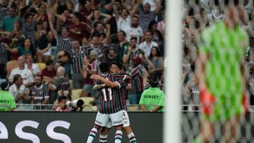 Germán Cano (derecha), de Fluminense de Brasil, festeja con su compañero Keno luego de anotar ant Internacional en la ida de las semifinales de la Copa Libertadores, el miércoles 27 de septiembre de 2023 (AP Foto/Silvia Izquierdo)