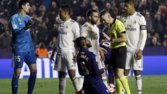 Doukour&eacute; se lamenta por el penalti se&ntilde;alado por Iglesias Villanueva la temporada pasada.