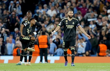 3-0. Camavinga, Rodrygo y Benzema tras el tercer gol que marca en propia puerta Militao.
