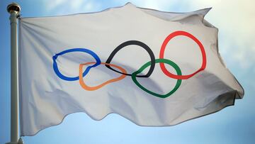 Bandera con los anillos olímpicos.