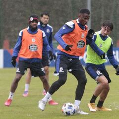 Uche Agbo y Diego Rolan miran al Compostela