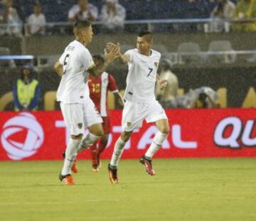 FLO44 - ORLANDO ( FL, EEUU).- 6/6/2016.- Juan Carlos Arce (d) de Bolivia celebra su anotaciòn ante Panamá hoy, lunes 6 de junio de 2016, en el juego por la Copa América Centenario 2016, en el estadio Camping World de Orlando (Fl, EE.UU.). EFE/LUIS TEJIDO