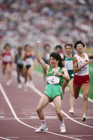 Hassiba Boulmerka (10 de julio de 1968, Constantina, Argelia) es una de las atletas ms importantes de la historia y un smbolo del deporte africano. Su oro en el Mundial de atletismo de Tokio en 1991 fue el primero de una atleta de ese continente y su triunfo en los Juegos de Barcelona 92, el primero de la historia de Argelia. Pero sus logros no fueron suficientes para que fundamentalistas de su pas la despreciaran y hasta la amenazaran de muerte. La razn: competa con la cabeza sin cubrir y vistiendo pantaln corto, lo que la coloc en el punto de mira de radicales religiosos, que la acusaban de no ser musulmana. Signific una revolucin para las atletas musulmanas, aunque eso tambin conllevara que tuviera que ser protegida all donde competa por miedo a atentados. Est ligada al Comit Olmpico Internacional, organismo en el que ha participado comisiones de Deporte y Mujer para ?frica y atletas rabes. Un smbolo de igualdad y de la liberacin de la mujer, una atleta cuyo ejemplo traspas las fronteras del deporte.