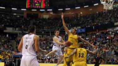 Walter Tavares (con sus 2,20 de estatura y 2,40 de envergadura) intimida a Carroll.
