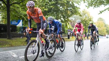 Gianni Moscon rueda tras Mathieu Van der Poel en la prueba de fondo de los Mundiales de Ciclismo en Ruta de Yorkshire.