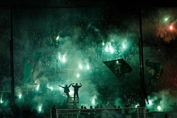 Es la gran atracción del fútbol griego. En su origen el Olympiacos, fundado en El Pireo (el puerto de Atenas), representaba a la clase trabajadora. El Panathinaikos, fundado en el centro de la ciudad, pertenecía a la clase alta. 