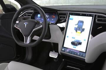 Salpicadero del Tesla Model X, totalmente automatizado y con indicadores digitales