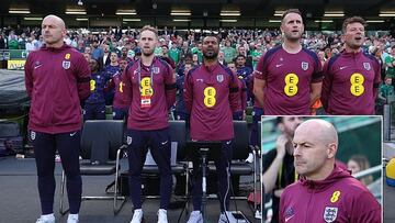 Lee Carsley, seleccionador interino de Inglaterra, junto a su cuerpo técnico antes del partido ante Irlanda.