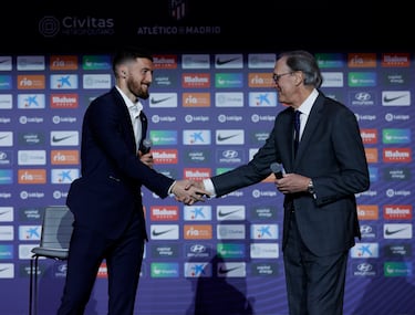 Matt Doherty saludando a Miguel Ángel Ruiz García.